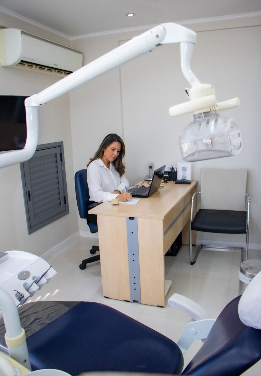 Dra. Mara Gama na sala de consulta do consultório
