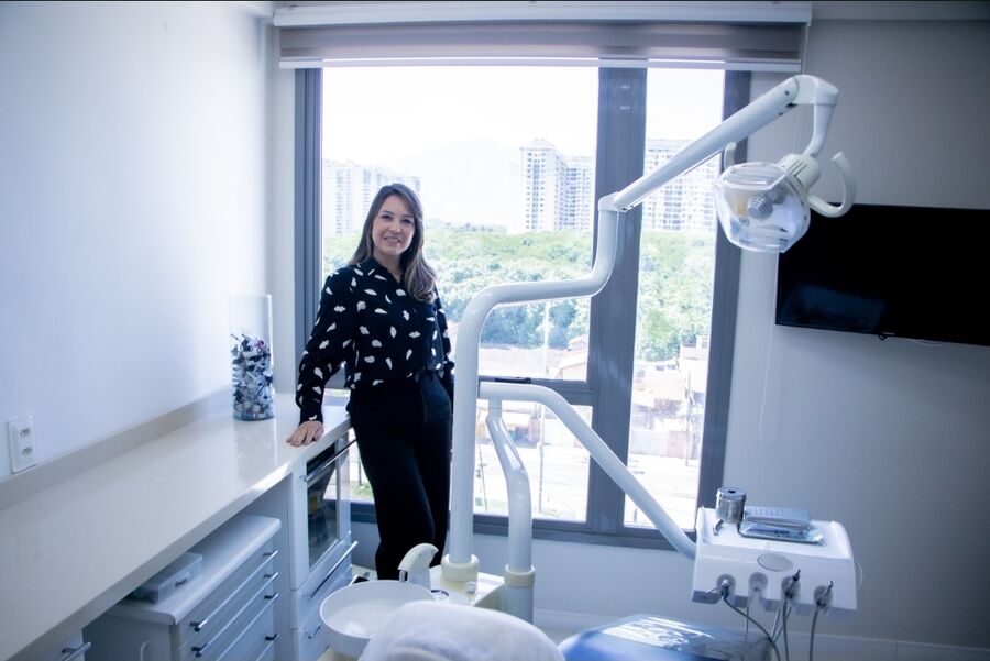 Dra. Mara Gama no consultório da Barra Olímpica